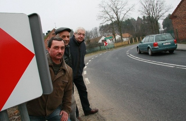 - Na tych zakrętach jest bardzo niebezpiecznie, dlatego jak najszybciej należy wybudować objazd - domagają się Zdzisław Sawka, Zdzisław Filipek i Kazimierz Olejniczak z Siercza