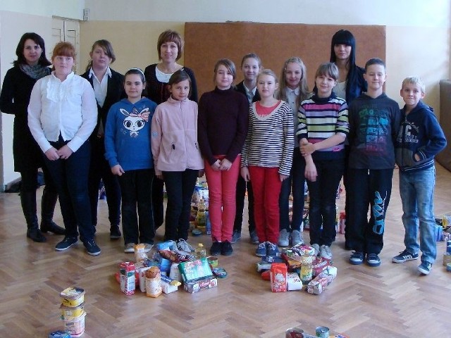 Nauczyciele i harcerze z gorzyckiej szkoły już czwarty raz zbierali dary dla najbardziej potrzebujących mieszkańców gminy.