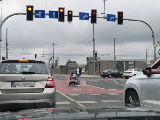 O niecodziennej sytuacji na Rondzie Kaponiera poinformował nas Czytelnik. Nadesłane przez niego zdjęcie prezentuje kobietę stojącą z wózkiem na pasie dla rowerzystów.