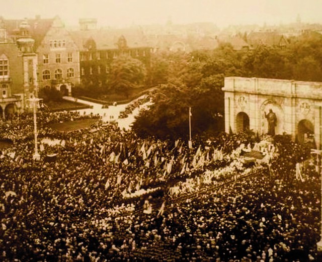 W dniu odsłonięcia pomnika na placu obok zamku zgromadziły się tysięczne tłumy wiernych. To była swoista manifestacja przywiązania do Kościoła.