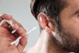 Jak wyczyścić uszy z woskowiny? Poznaj domowe sposoby na czyszczenie uszu. Czy można czyścić ucho patyczkiem?