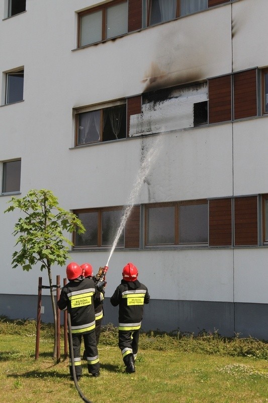 Strażacy ewakuowali z płonącego mieszkania kobietę i dziecko.