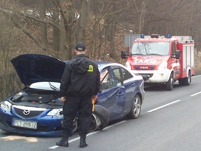 Mazda została uderzona przez nadjeżdżającego od strony Gorzowa volkswagena. Dodatkowo japońskie auto zderzyło się z oplem.