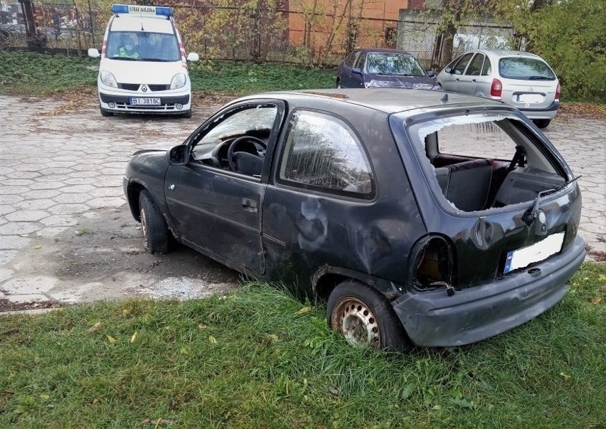 Porzucony samochód, wrak, nieużywane auto zajmują miejsca...