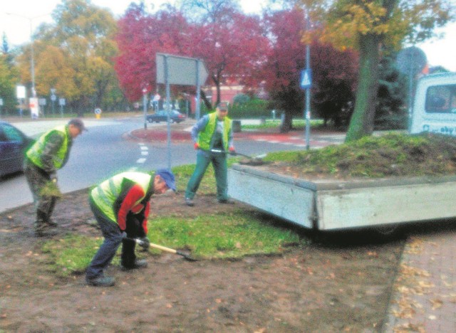 Ostatnie fragmenty trawnika zostały ściągnięte. Teren na nowo ma zostać zagospodarowany tej jesieni, być może przed 1 listopada