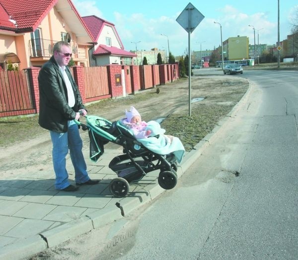 Mieszkańcy ul. Wiśniowej do niedawna musieli przebiegać przez Gajową. Szczególnie kłopotliwe było to dla rodziców z wózkami.