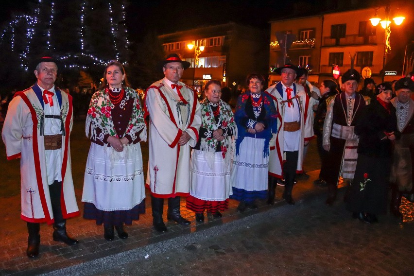 Mieszkańcy Bobowej zatańczyli przed północą poloneza. Tak świętowali 15-lecie przywrócenia praw miejskich dla miasteczka nad Białą