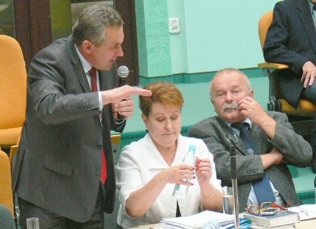 Prezydent Roman Wojcieszek (na fotografii z lewej) zapowiada radykalne cięcia wydatków. Plan naprawy finansów miasta ogłosi w środę. 