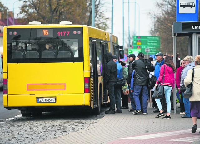 Koszalin KOMUNIKACJA W okresie świąt autobusy komunikacji miejskiej  będą kursowały następująco:• 20 kwietnia  - kursują autobusy wszystkich linii według rozkładu jazdy z soboty;• 21 i 22 kwietnia - od godziny 8 kursują autobusy linii nr:  2, 14, 16; dodatkowo dla linii nr 16 będzie obowiązywał rozkład jak w niedziele i święta niehandlowe. Od godziny 12 kursują autobusy linii nr: 6, 8, 19.Białogard KOMUNIKACJA21 kwietnia autobusy miejskie nie będą kursowały. 22 kwietnia - według świątecznego rozkładu od 13.