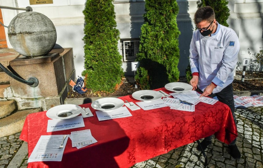 03.11.2020 Bydgoszcz. Protest branży gastronomicznej przed...