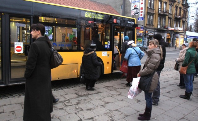 28.12.2011 gliwice autobus kzk gop przednie drzwi bilety......fot. mikolaj suchan / polskapresse
