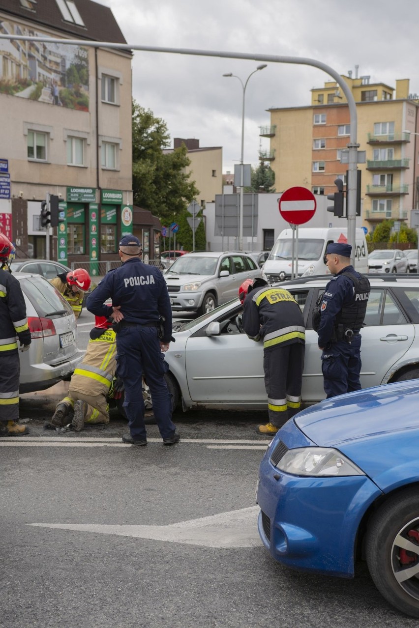 Zderzenie na ważnym skrzyżowaniu w Kielcach! Służby na miejscu [WIDEO, ZDJĘCIA]