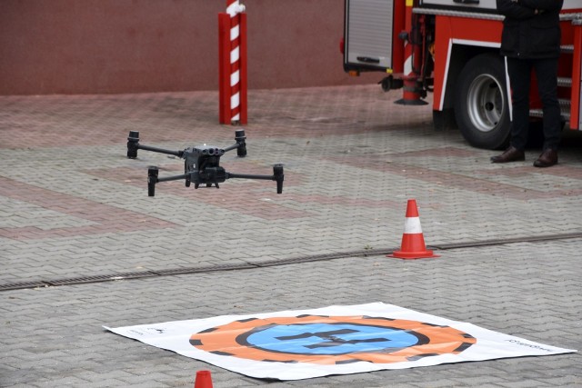 Nowoczesny dron, dzięki wsparciu Starostwa Powiatowego w Radomiu, trafił do Straży Pożarnej.