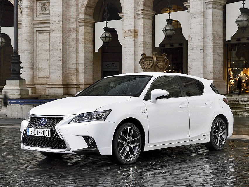 25. Lexus CT...