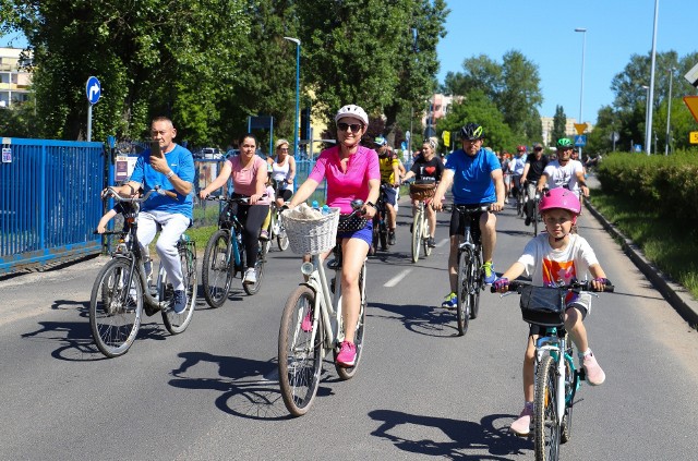 W niedzielne popołudnie, jak co roku, odbył się rajd "Toruń na Rowery". Liczne grono uczestników przejechało wspólnie około 13 kilometrów zaczynając trasę pod Centrum Handlowym Toruń Plaza, a kończąc na terenie leśnictwa Olek, gdzie czekało na nich ognisko. W trakcie rajdu można było także poprawić wynik Torunia w rywalizacji o Puchar Rowerowej Stolicy Polski. Zobacz na kolejnych stronach dużo zdjęć z rajdu ->>>Zobacz również:Kto był na meczu Apator - Włókniarz? Mamy dużo zdjęć z trybun!"Lambert, ty to jesteś kocur!" Komentarze kibiców po meczu ApatoraApator przełamał kompleks Włókniarza! Zwycięstwo na Motoarenie