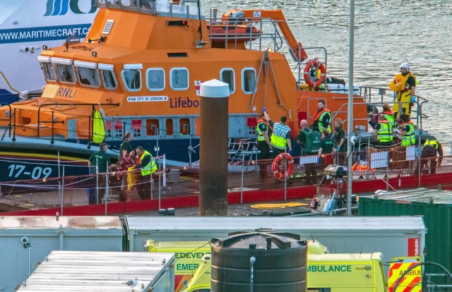 Ponad 50 migrantów udało się uratować z łodzi, która zatonęła na kanale La Manche. W wyniku tragedii sześć osób poniosło śmierć