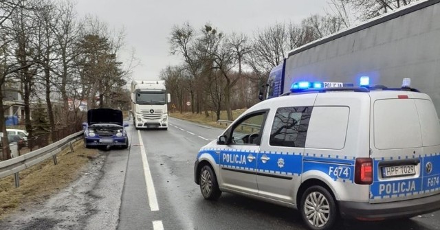 Do szpitala z obrażeniami ciała trafił 60-letni kierowca toyoty, na tył której najechał ciężarowy MAN. Do wypadku doszło w poniedziałek rano na DK 43 w Pątnowie.