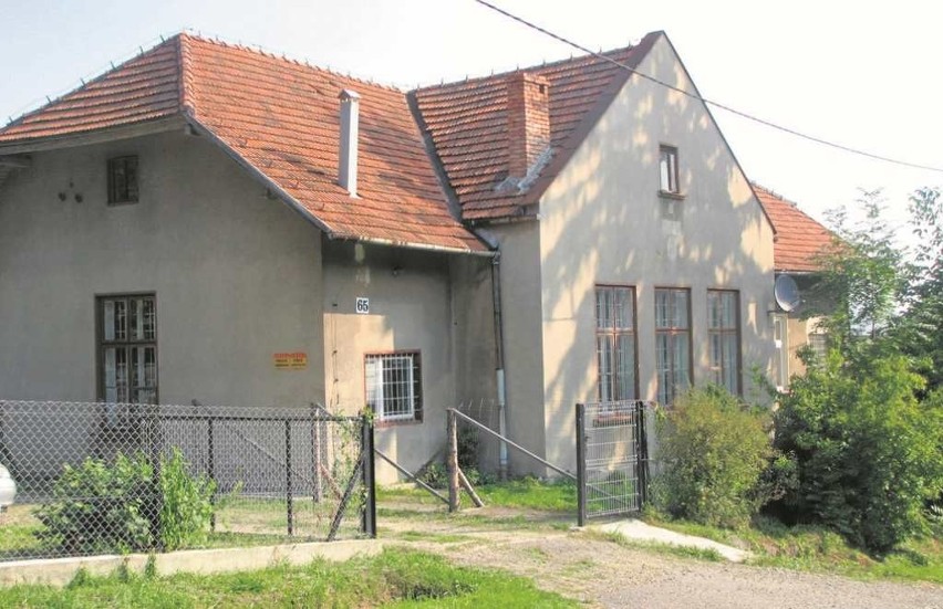 Stary budynek szkoły w Zręczycach stoi po dziś dzień