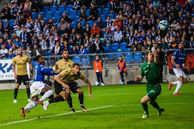 2. minuta meczu Lech - Puszcza. Adriel Ba Loua pokonuje Oliwiera Zycha, 1:0.