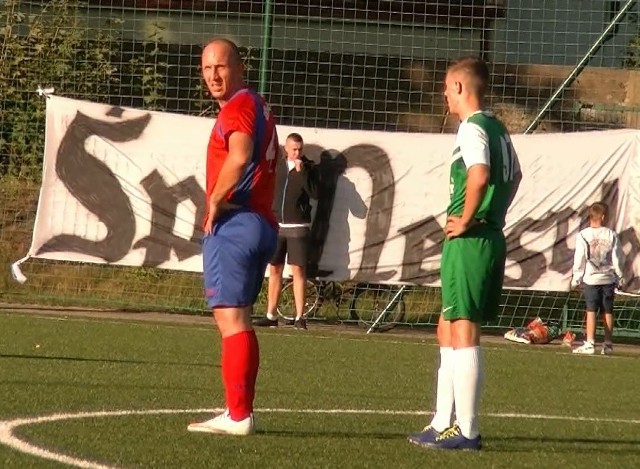 W barwach KSGS zagrał Henryk Patyk, były napastnik Jantara Ustka (z lewej).