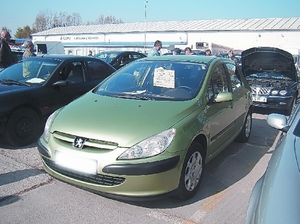 Peugeot 307, rocznik 2003, silnik benzynowy 1,6 litra o mocy 110 KM, przebieg 115 tys. km, w wyposażeniu m.in. klimatyzacja, cena 18,5 tys. zł (fot. Czesław Wachnik)