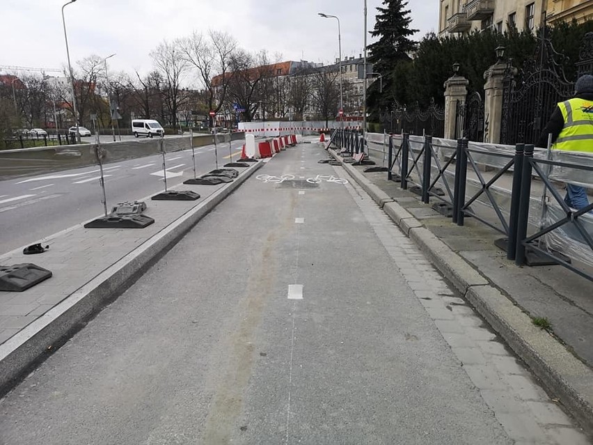 Nowa droga rowerowa wzdłuż Podwala. Rowerzyści skorzystają z niej już od soboty (ZDJĘCIA)