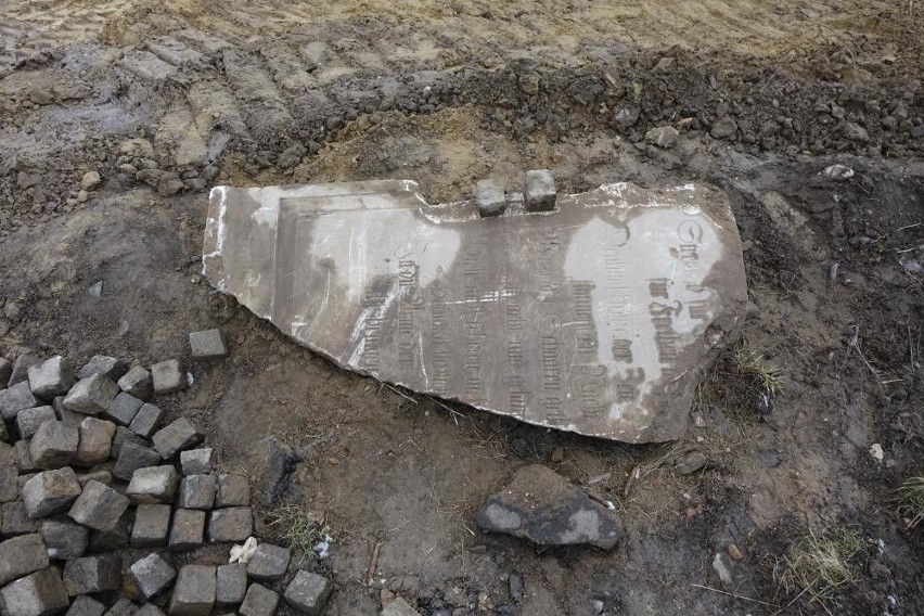 Kapsułę czasu i fundament pomnika sprzed 200 lat znaleziono na budowie drogi pod Nysą