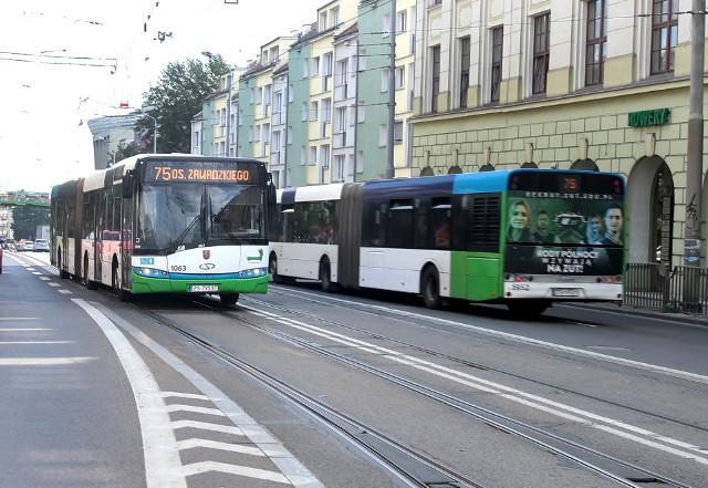 Chodzi o autobus linii 75, który jedzie z Dworca Głównego na osiedle Zawadzkiego.