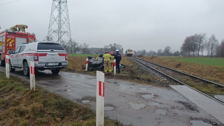 Wypadek na przejeździe kolejowym w Trzebiegoszczu.