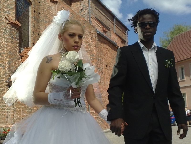 Nowożeńcy Kolumbijka i Nigeryjczyk skaczą na batucie pod kościołem (wideo) 