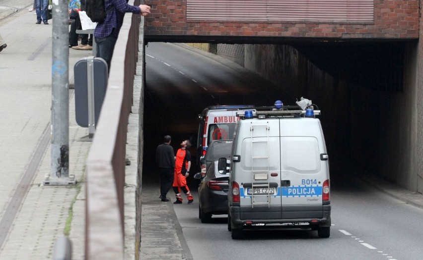 Wrocław: Wypadek na pl. Dominikańskim. Mężczyzna spadł do tunelu