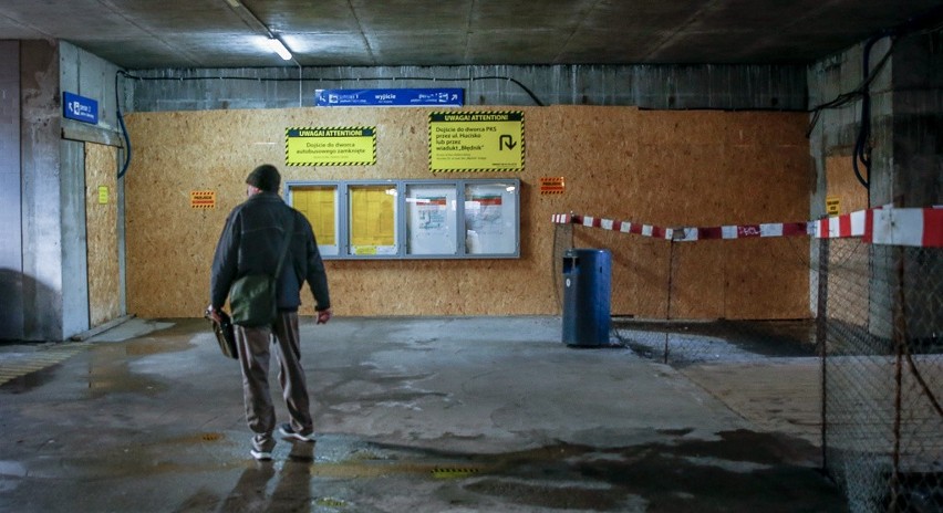 Zamknięty tunel między dworcami PKP i PKS w Gdańsku Głównym