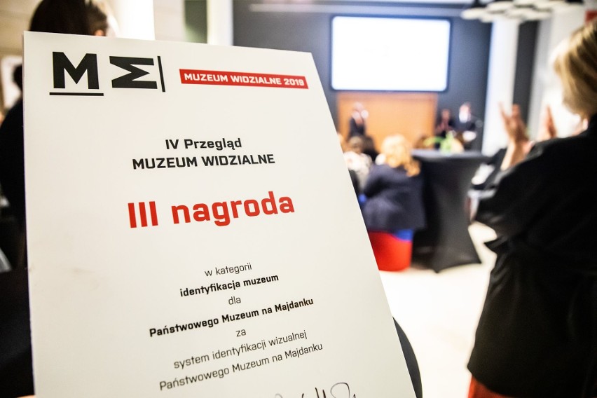 Państwowe Muzeum na Majdanku nagrodzone za nowy logotyp na gali w Gdyni