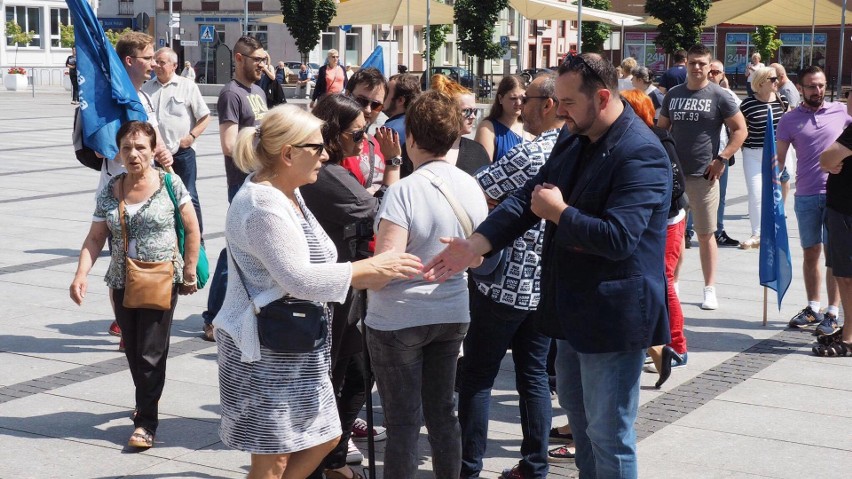 W Koszalinie o godzinie 12 przed ratuszem odbył się protest...