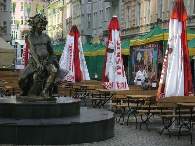 Pod pomnikiem Bachusa dziś jest spokojnie, ale wczoraj było tu niebezpiecznie