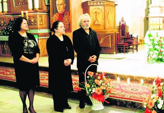 Od lewej: Danuta Kacprzyk, Elżbieta Towarnicka i Konrad Mastyło, po koncercie w rudnickiej świątyni.