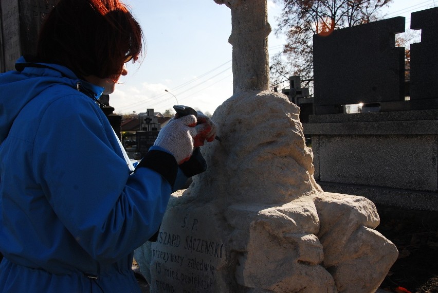 Odnowione pomniki wróciły na cmentarz w Będzinie [ZDJĘCIA]