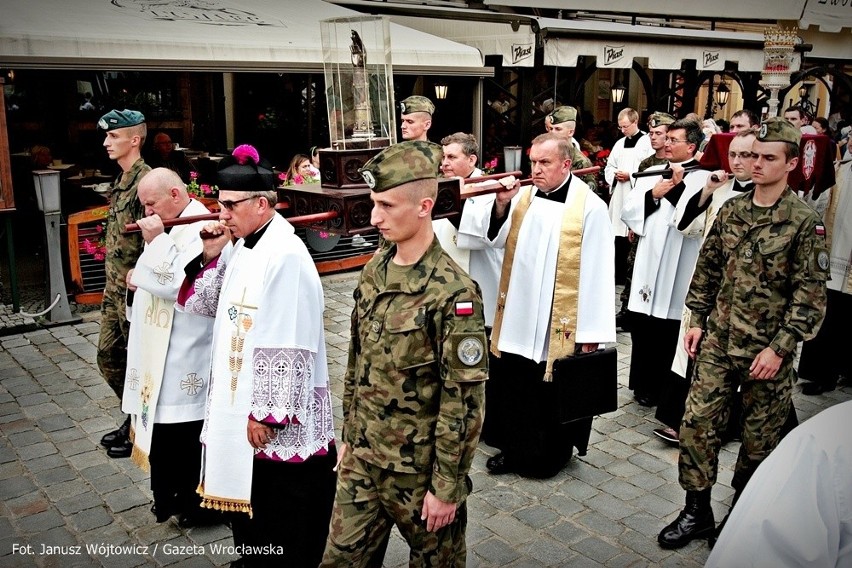 Przez Wrocław przeszła procesja z relikwiami św. Doroty i św. Stanisława (ZDJĘCIA)