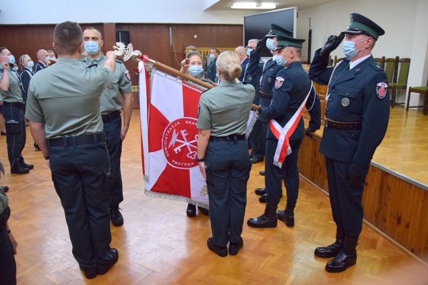 Białystok. Nowi funkcjonariusze w podlaskiej KAS. 20 nowoprzyjętych do służby złożyło uroczyste ślubowanie [ZDJĘCIA]