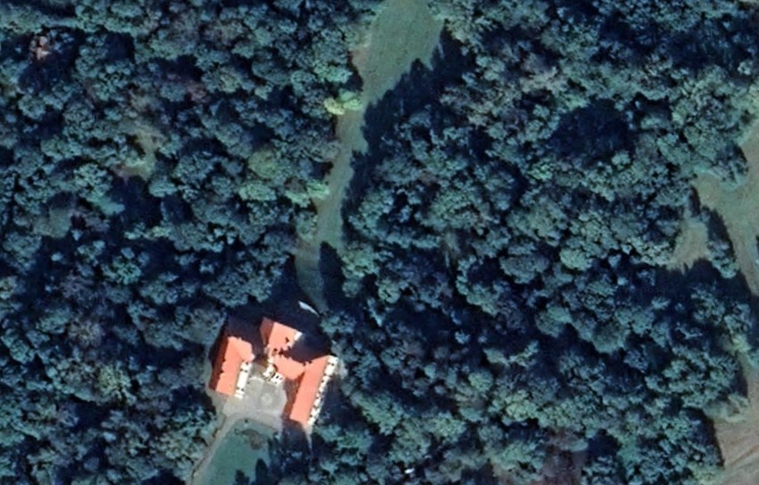 Zamek Tarnowskich w Dzikowie i park dzikowski