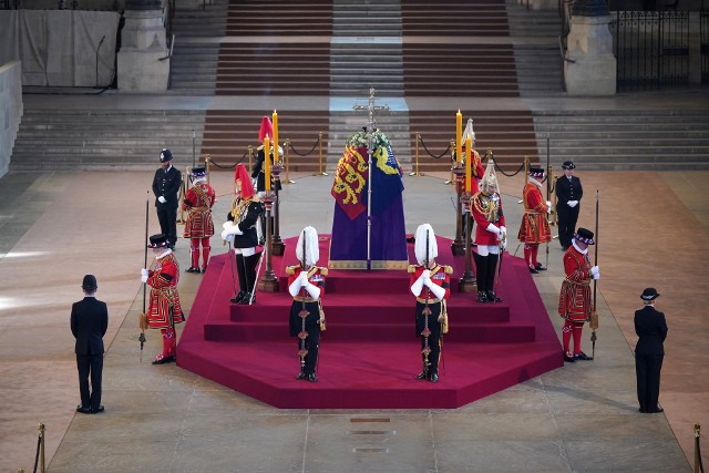 Trumna z ciałem zmarłej królowej Elżbiety II wystawiona jest w Westminster Hall w Pałacu Westminsterskim