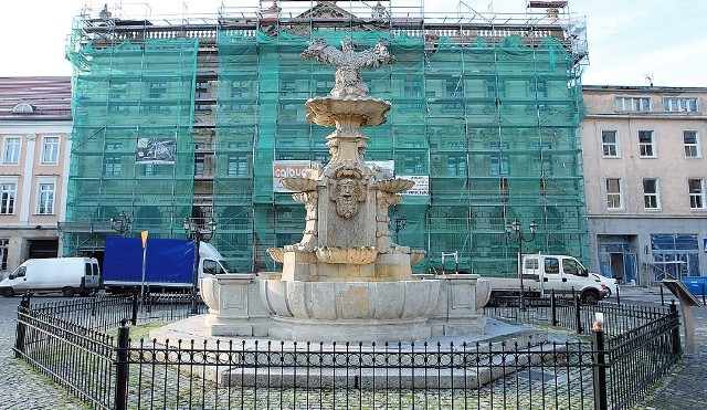 Płot wokół fontanny to efekt ostatniego remontu. Przy kolejnym - zostanie rozebrany w pierwszej kolejności.