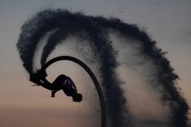 Kilkadziesiąt osób skorzystało z bezpłatnej nauki latania na flyboardzie, jaką zorganizowano nad jeziorem Pakoskim w Janikowie. Tuż przed zachodem słońca mieliśmy okazję podziwiać akrobacja jednego z mistrzów w tej dziedzinie. Było przepięknie.Flyboard to urządzenie służące do uprawiania ekstremalnych sportów wodnych. Pozwala na wykonywanie powietrznych ewolucji dzięki dyszom wypuszczającym wodę pod ciśnieniem. 