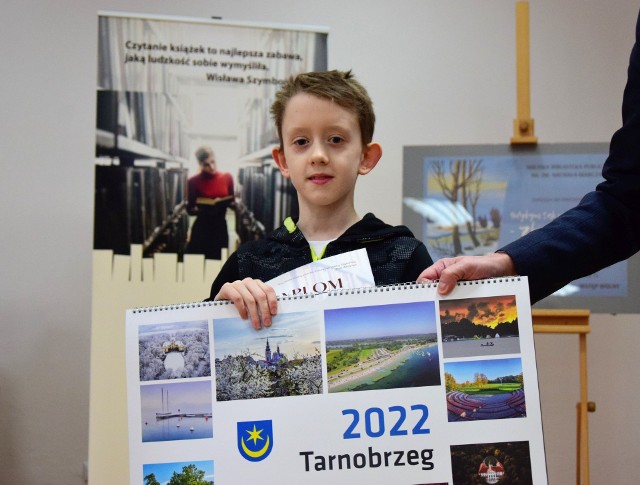 Dyplom, książkę i kalendarz za wyróżnienie w konkursie czytelniczym odebrał Tomek Seremak.