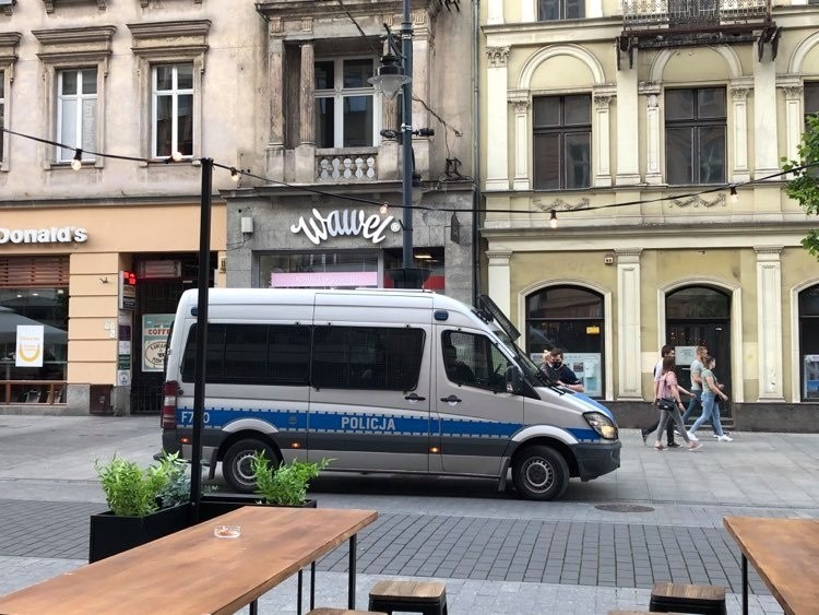 Wyzywał przechodniów na Piotrkowskiej - interweniowała straż miejska i policja ZDJĘCIA