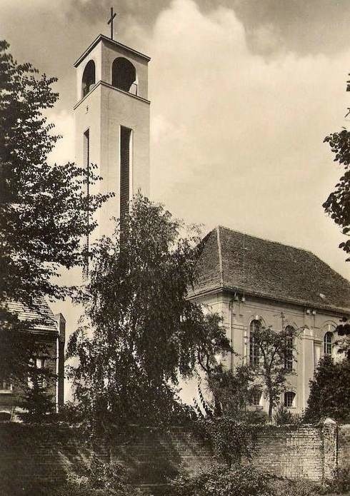 Charakterystyczna wieża kościoła garnizonowego w Koźlu. Przetrwała wojnę, zburzono ją dopiero w latach 70.