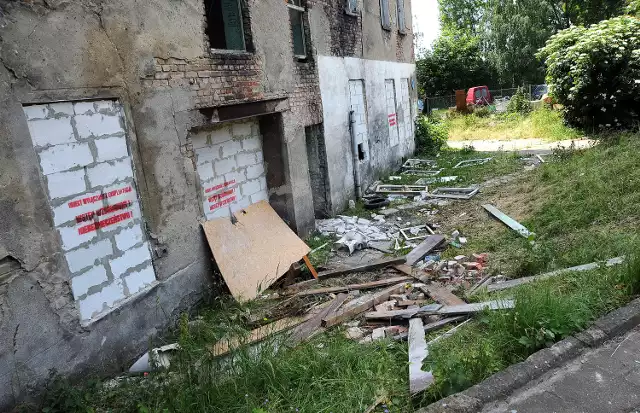 Ktoś notorycznie niszczy kamienicę przy ul. Ludowej, opuszczony budynek jest niebezpiecznym miejscem.