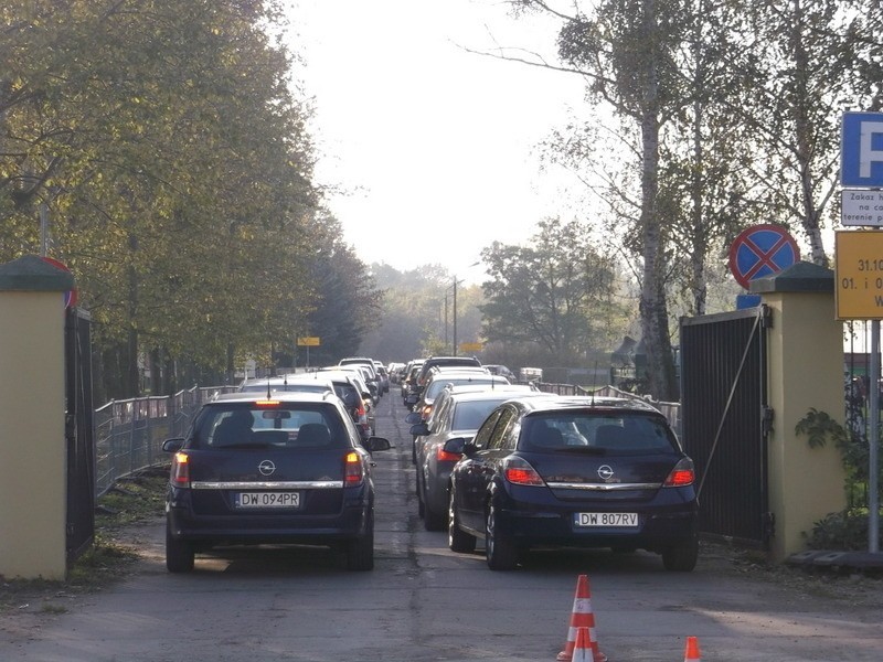 Wrocław: Tłoczno na cmentarzu Osobowickim, ale wiele osób wybrało dojazd komunikacją (ZDJĘCIA)