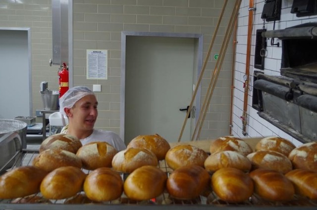 Spółka Tradycyjnie Robione z Krasiejowa wchodzi z chlebem i bułkami do sklepów w Opolu Piekarnia w Krasiejowie wypieka codziennie 800 chlebów i 2 tysiące bułek.