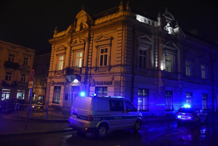 Napad na PKO Bank Polski w Przemyślu. 25-letnia Ukrainka odpowie za rozbój z użyciem niebezpiecznego przedmiotu [WIDEO Z BANKU]